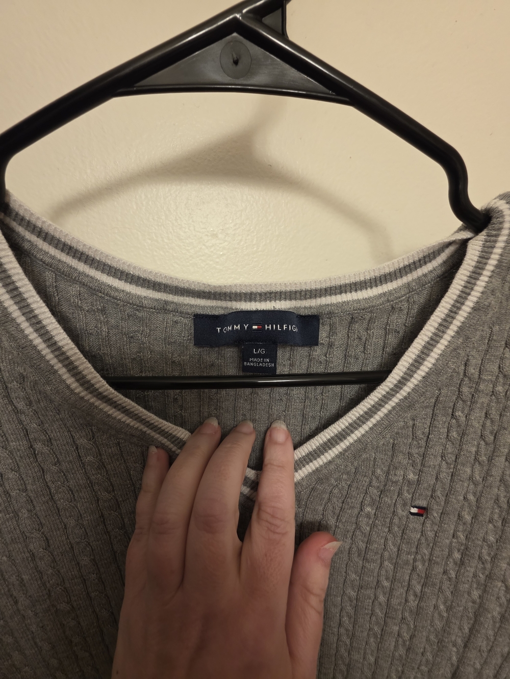 Tommy Hilfiger Light Gray V-Neck Cable Knit Short Sleeve Sweater - Picture 2 of 3